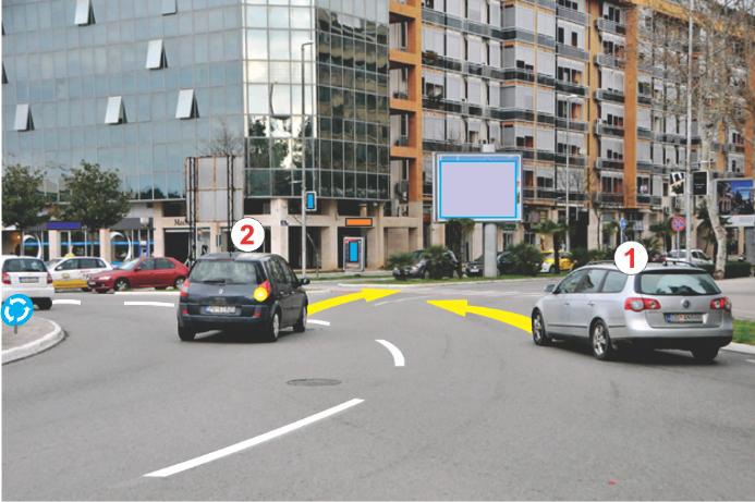 U situaciji prikazanoj na slici vozač: