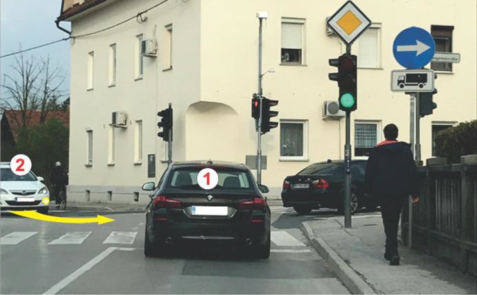 Kako ćete postupiti u situaciji prikazanoj na slici, ako upravljate vozilom 1: