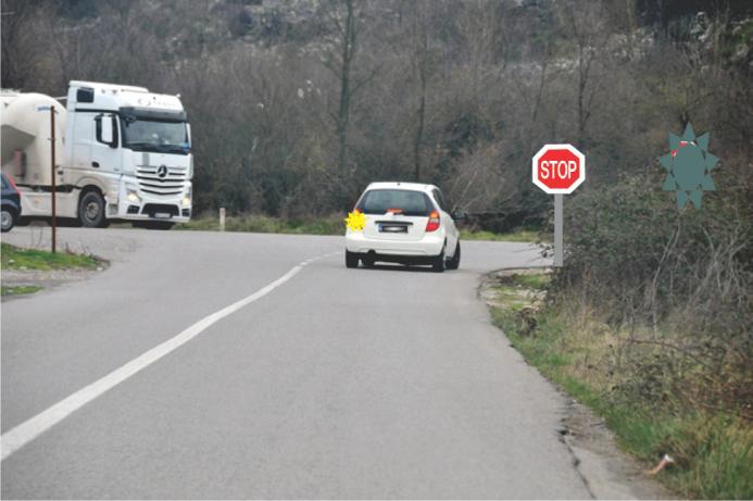 Vozač putničkog vozila u situaciji kao na slici, treba da: