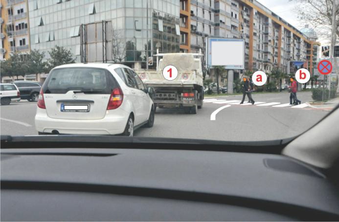 U situaciji prikazanoj na slici vozač teretnog vozila 1 treba da: