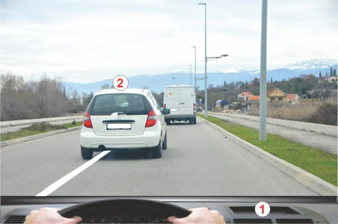 U situaciji prikazanoj na slici vozilo 2 kreće se: