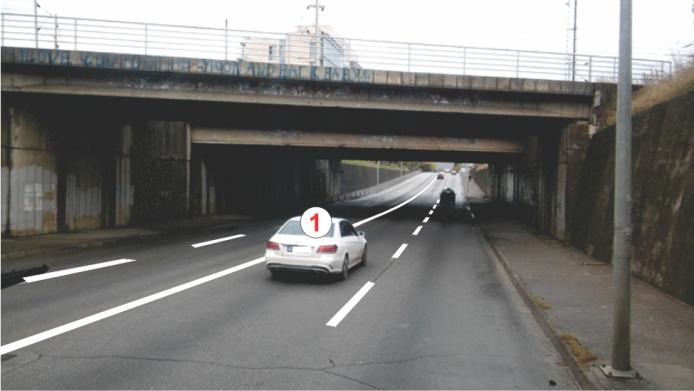 U situaciji prikazanoj na slici vozač vozila 1 u podvožnjaku: