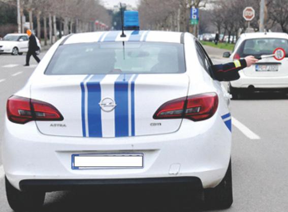 Policijski službenik daje znak iz vozila, kao na slici: