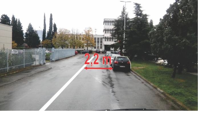 In the situation shown in the picture of the vehicle along the right edge of the road are: